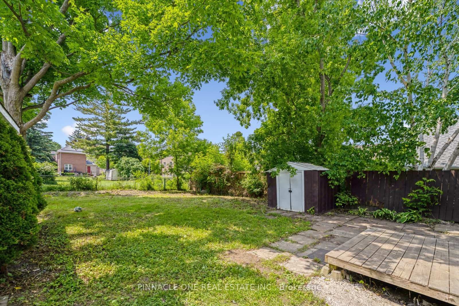 425 Parkhill Road photo 24