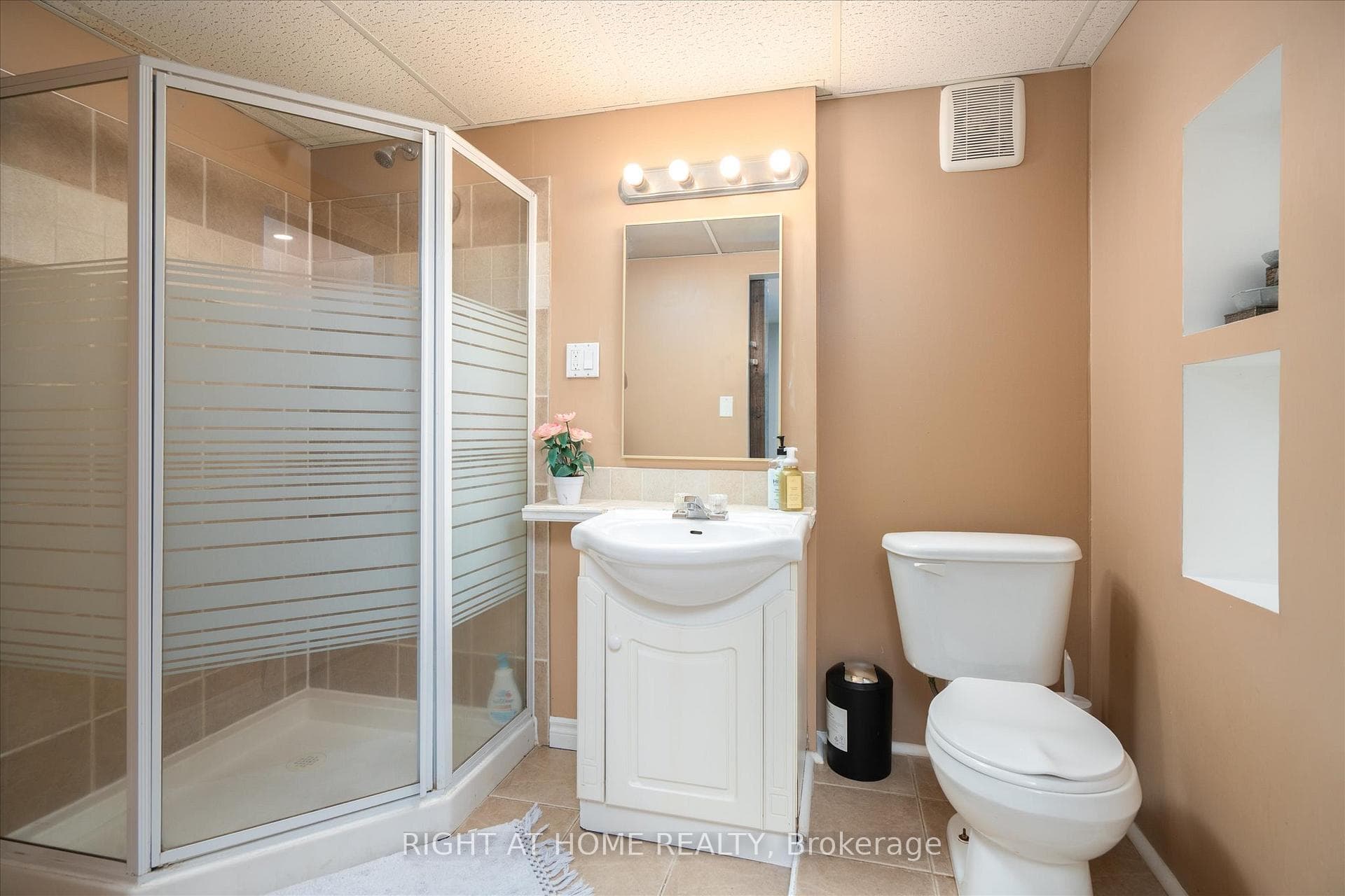 1306 Fenelon Crescent photo 16
