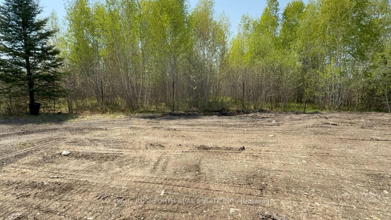 2667 Russland Road photo 4