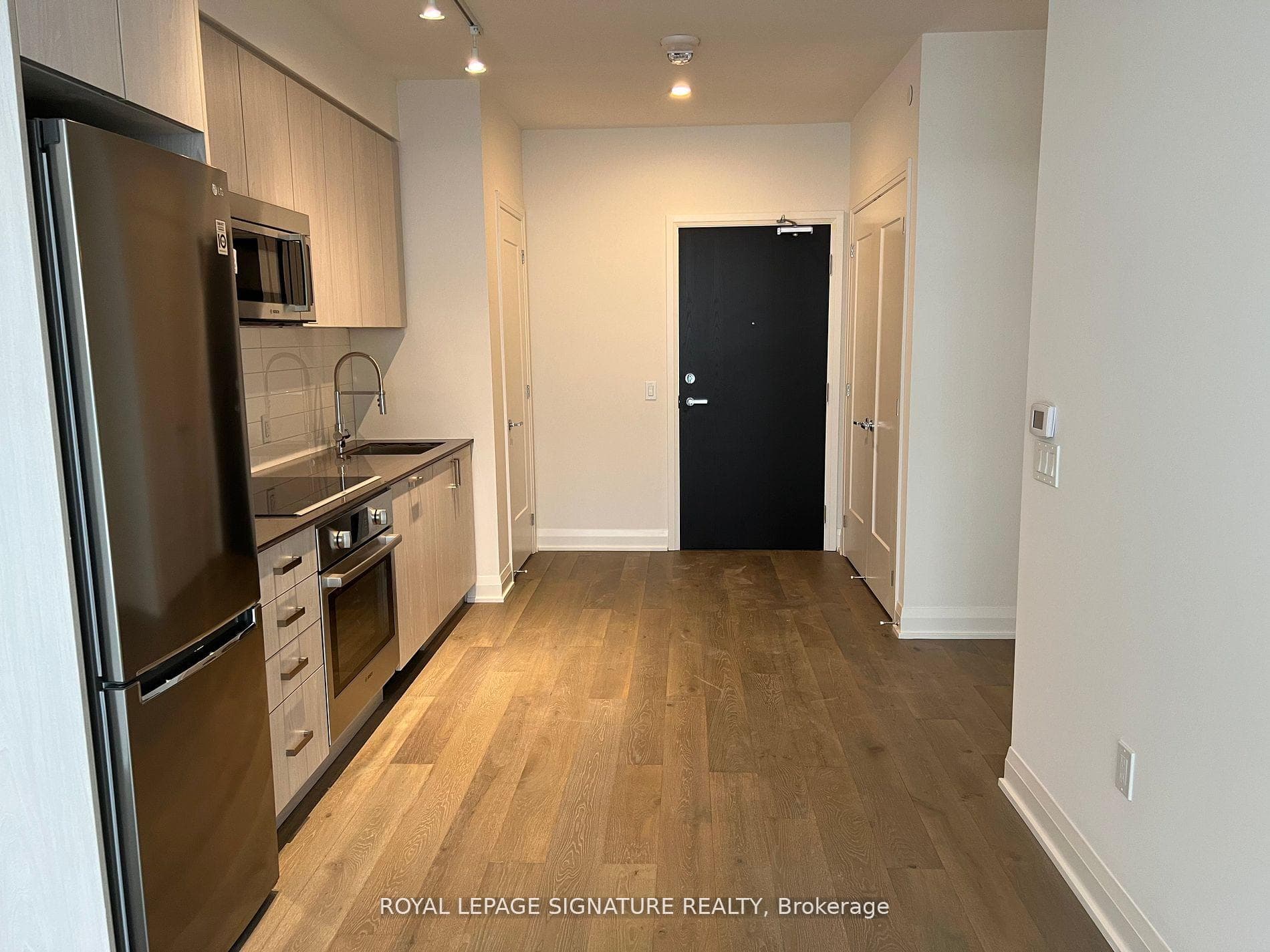 293 The Kingsway Avenue Unit 213 photo 3