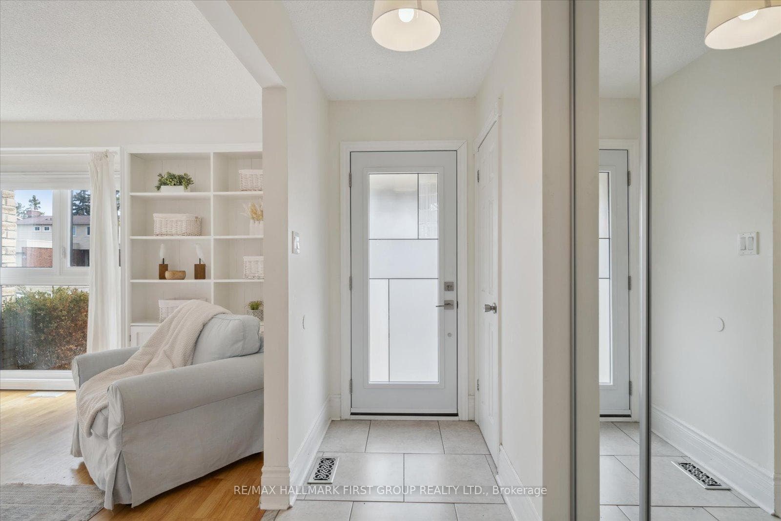 1210 Canborough Crescent photo 4