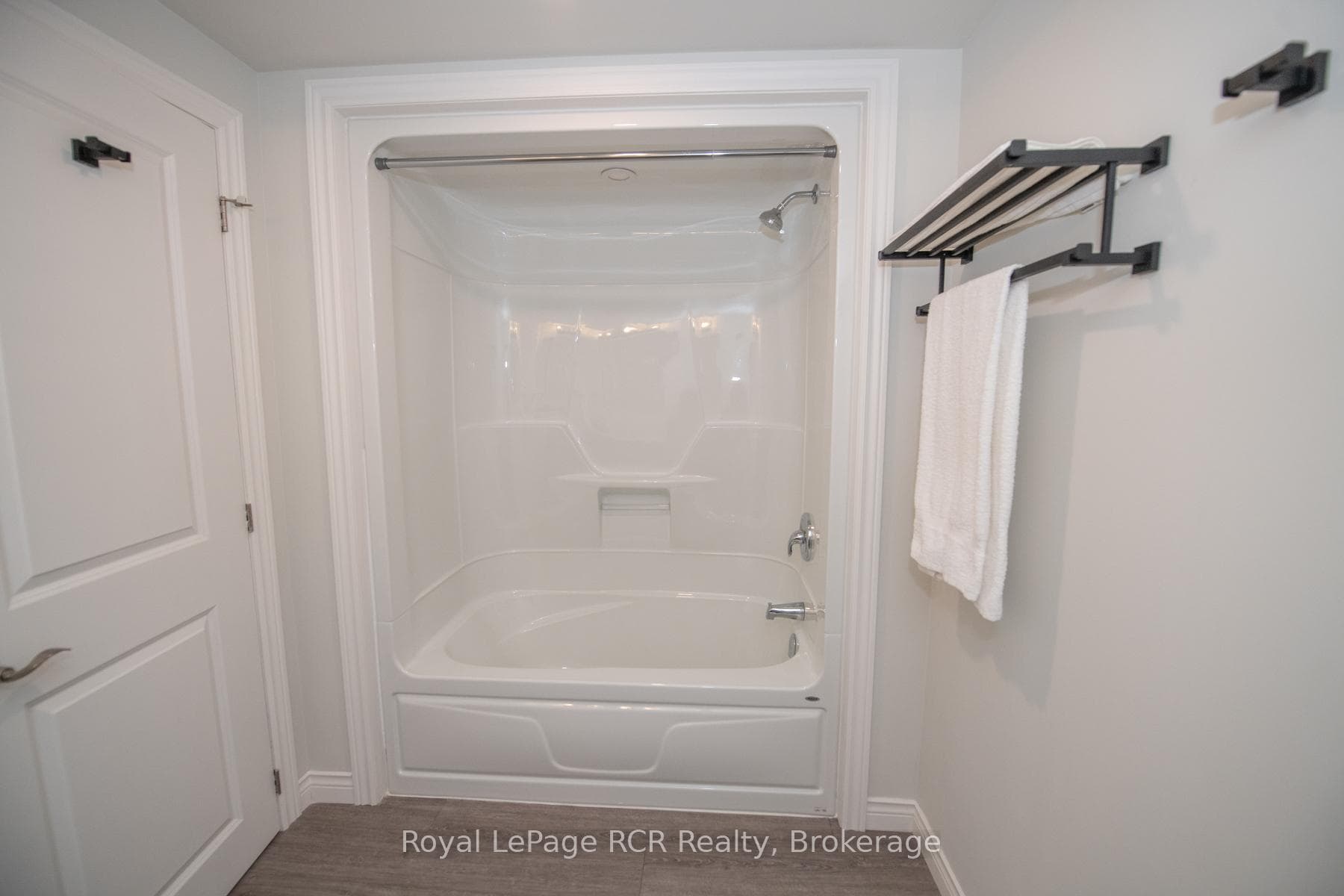 380 Wellington Street photo 47