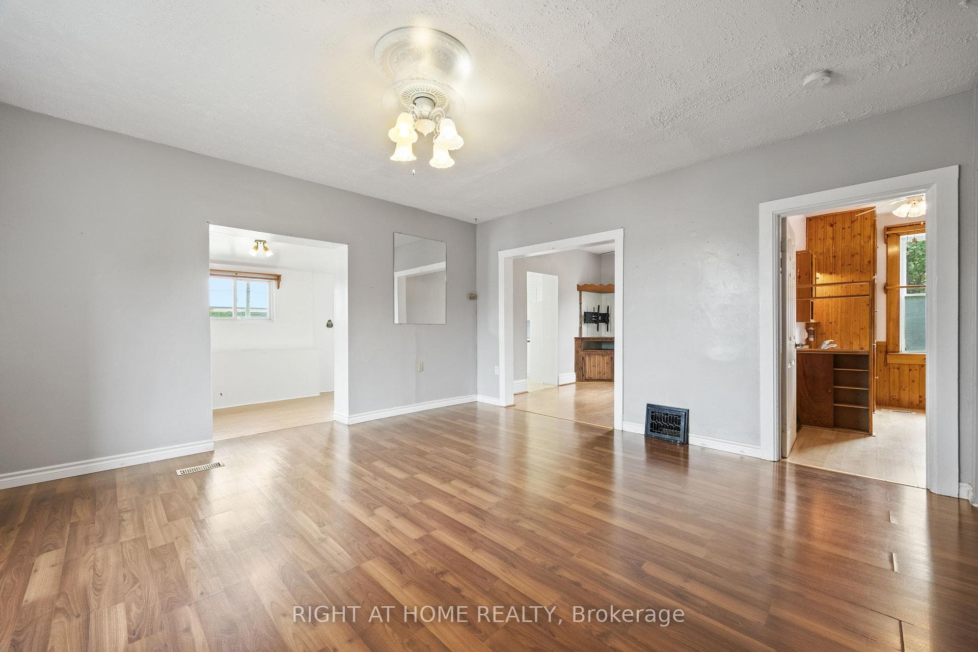 221 Samuelson Street photo 10