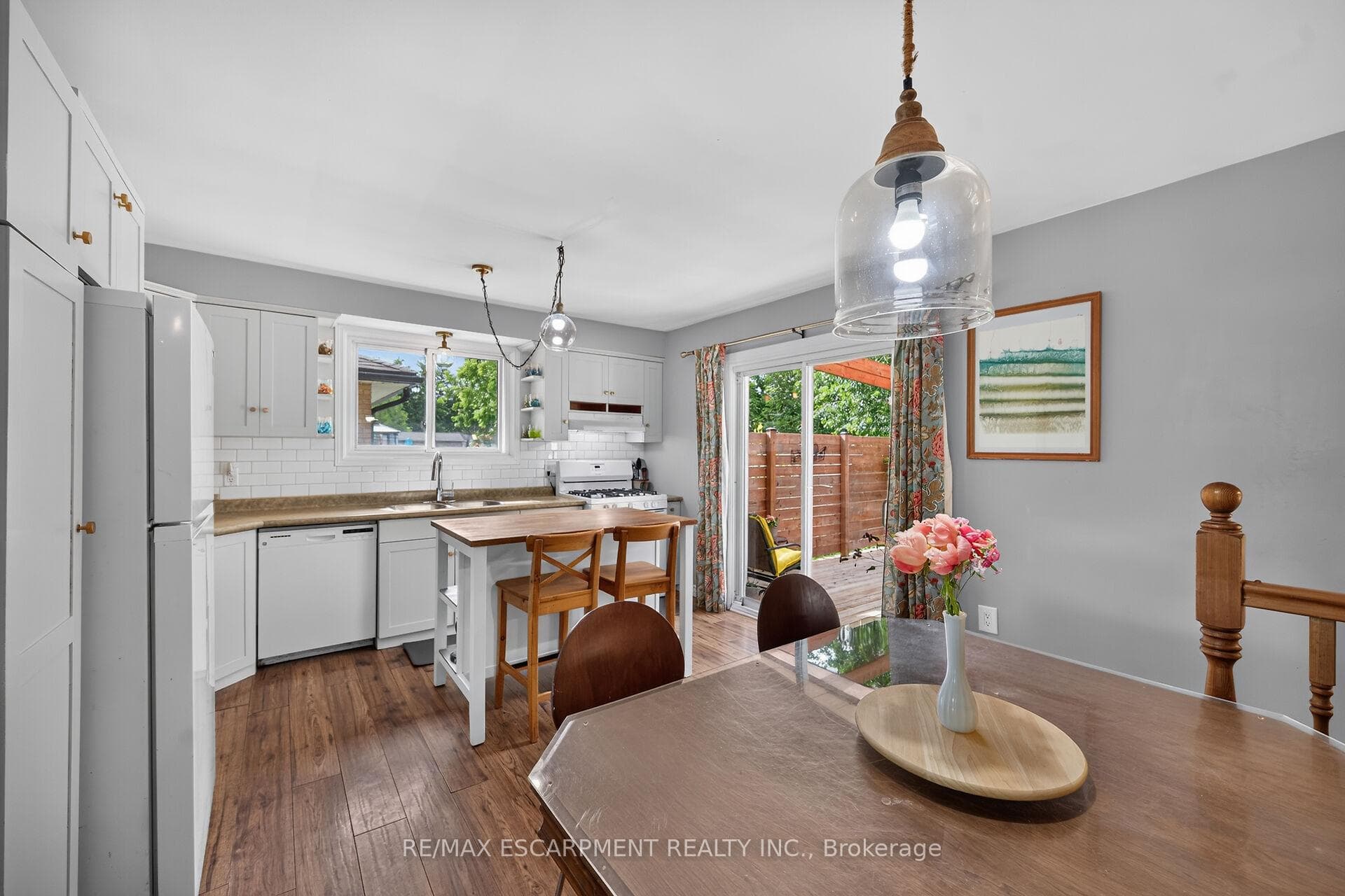 251 Mackenzie Crescent photo 12