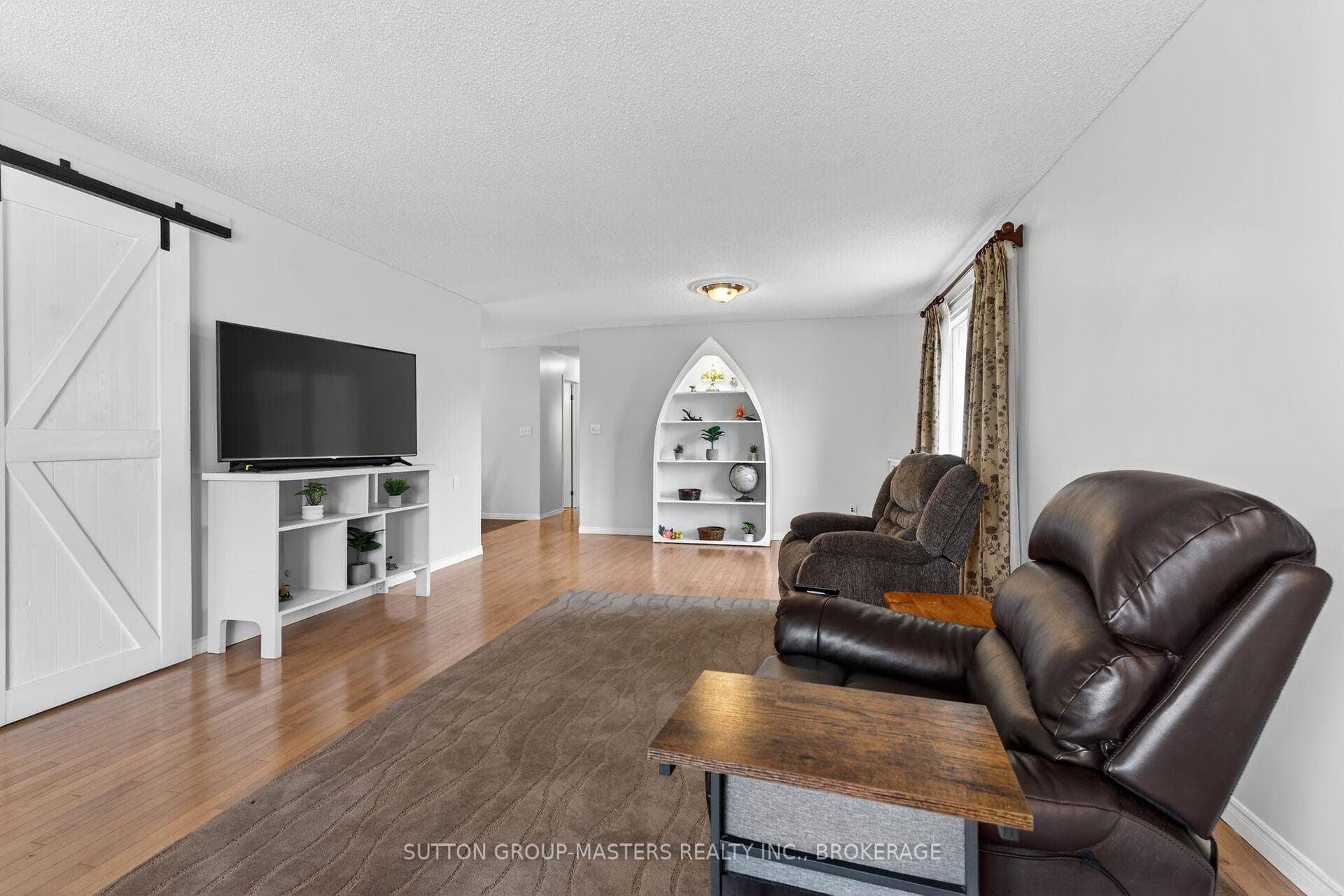 1080 Palmerston Crescent photo 10