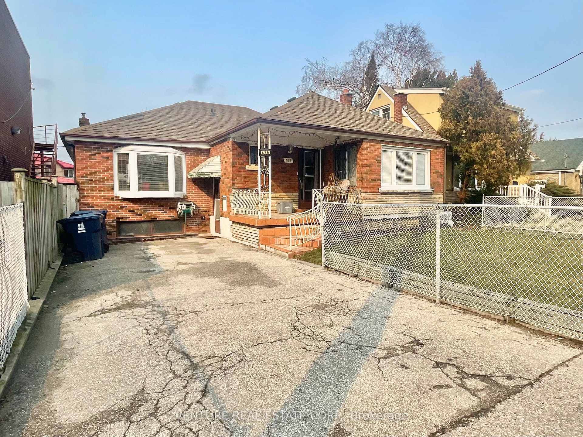 886 Danforth Road photo 2