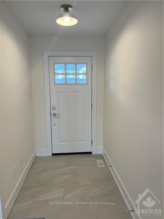 96 WHITCOMB Crescent photo 2
