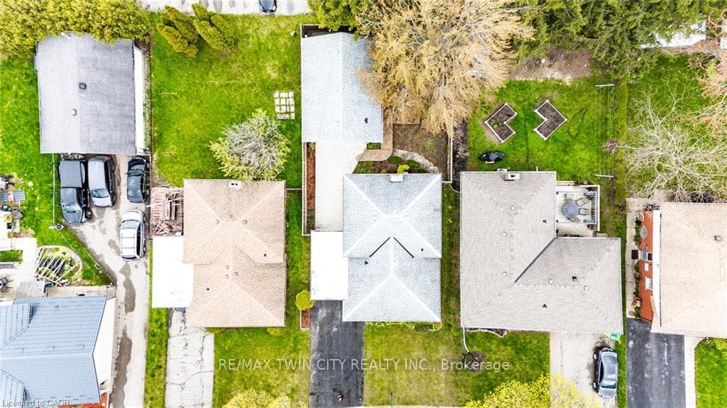 18 QUEENSTON Crescent photo 41