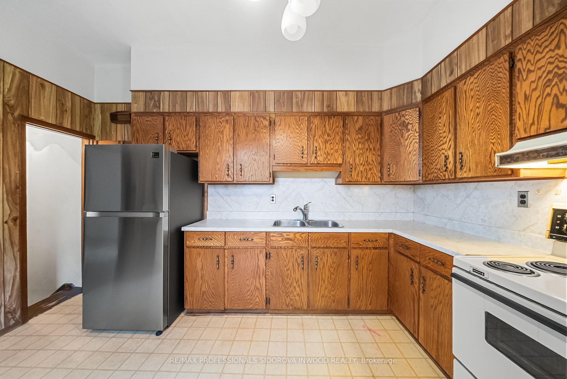 44 Golden Avenue photo 11