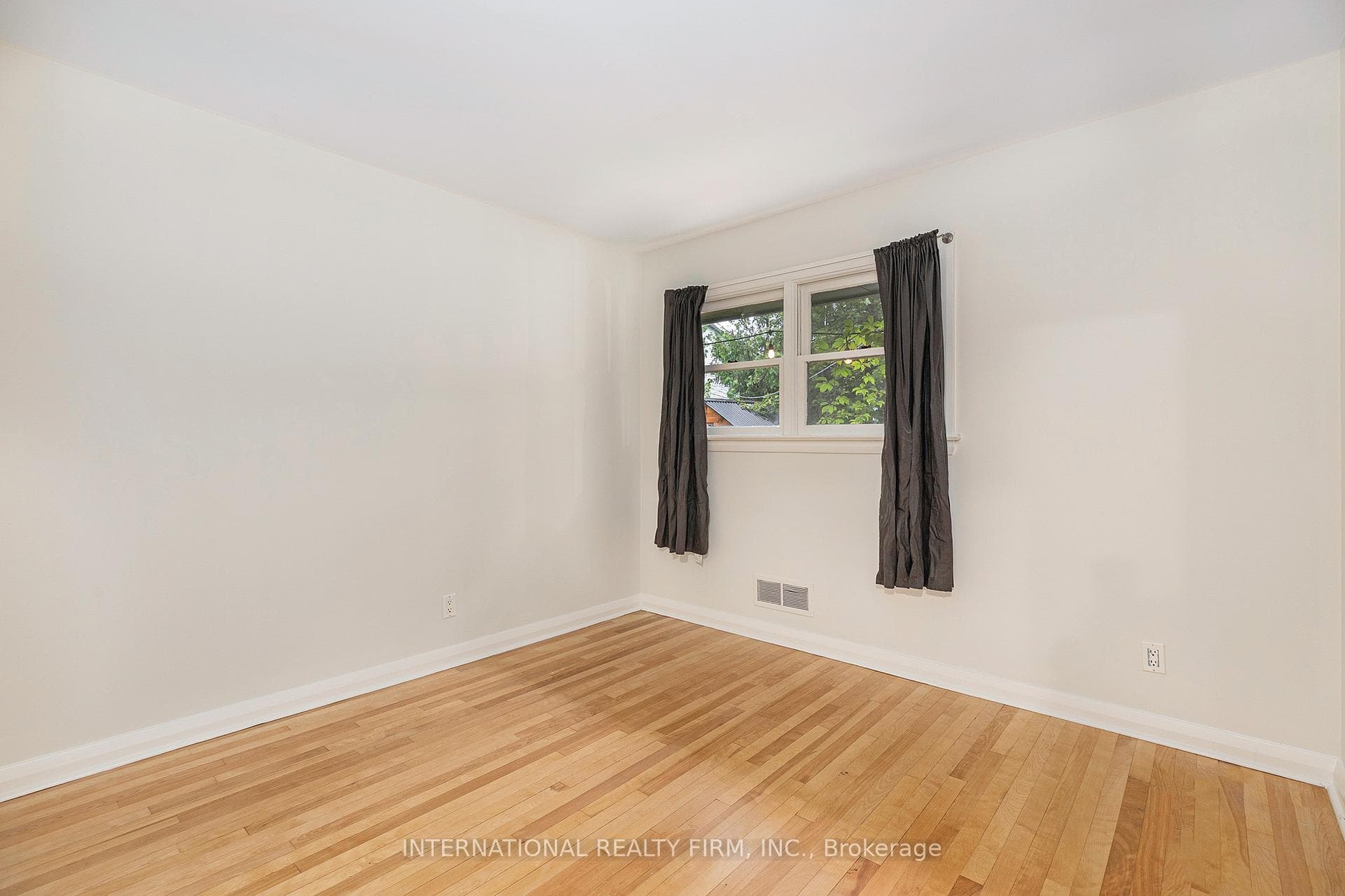 323 Lanark Avenue photo 16