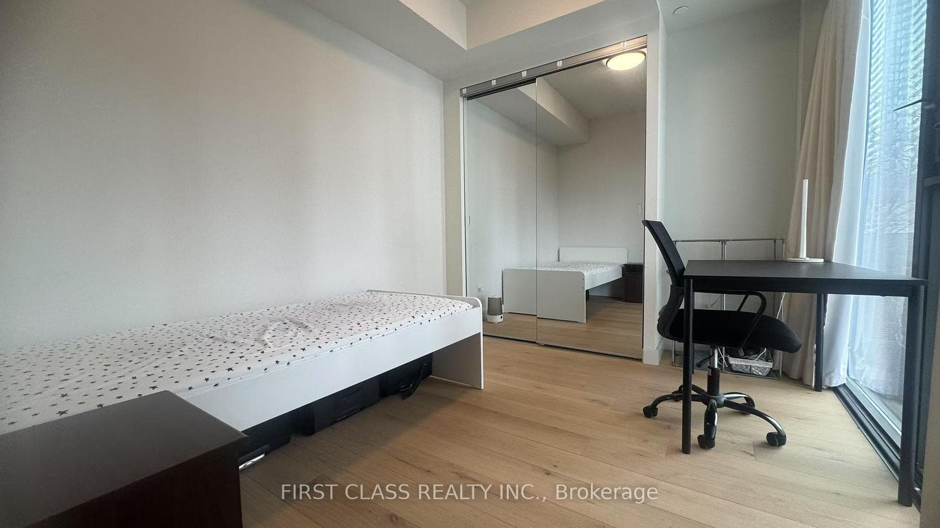 81 Wellesley Street Unit 404 photo 6