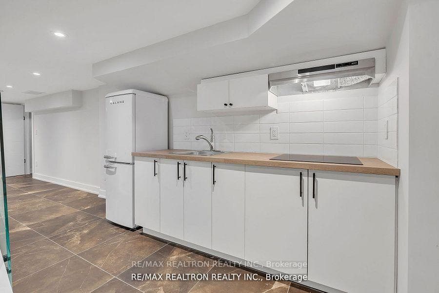 254 Hastings Avenue photo 25