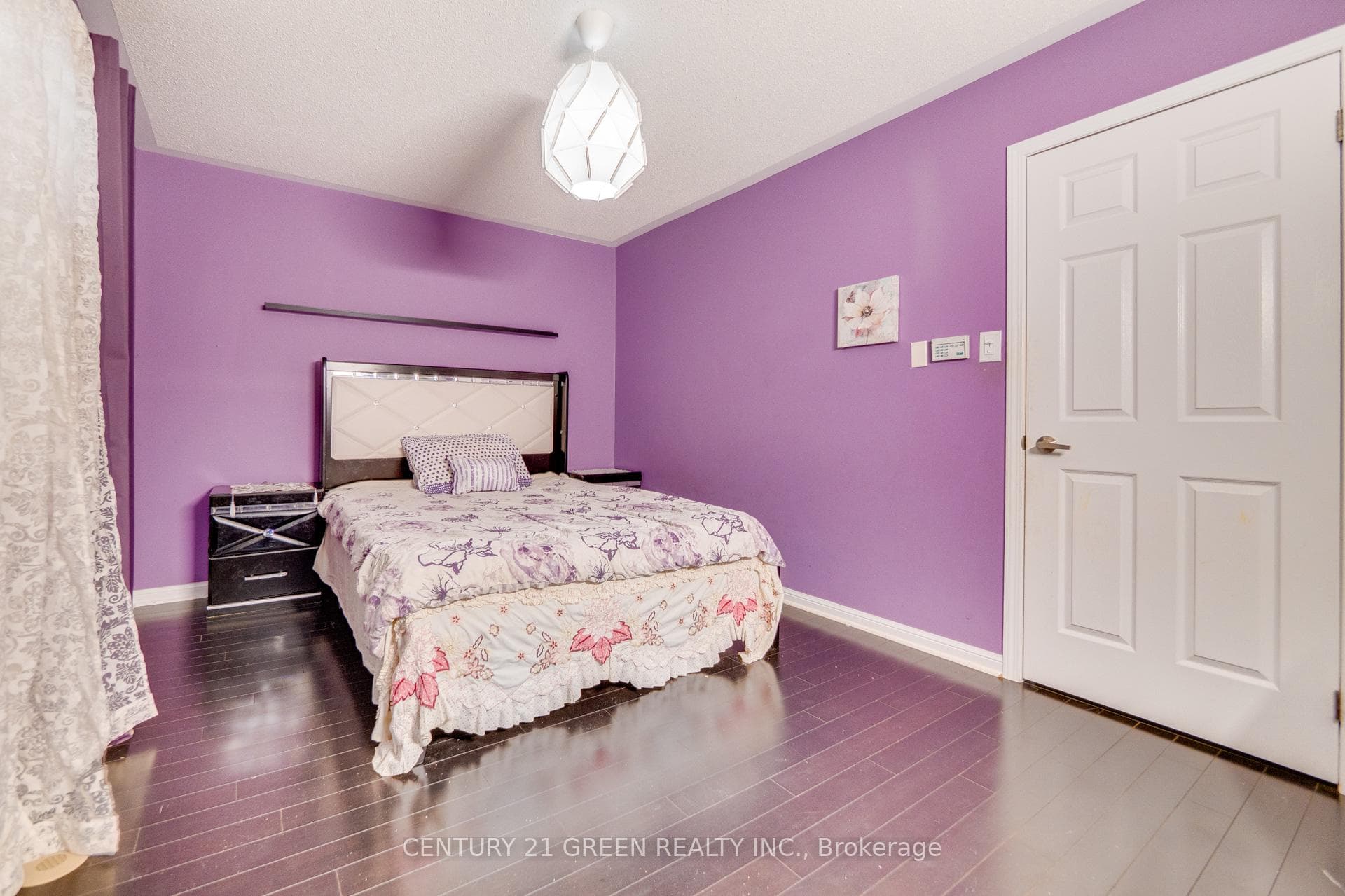843 Gifford Crescent photo 23