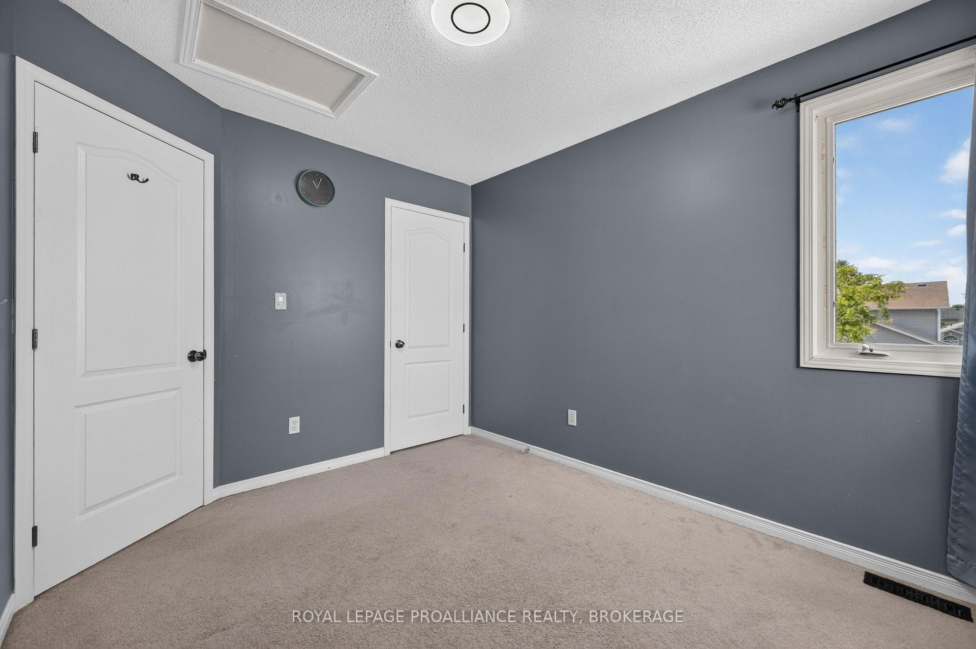 445 Maureen Street photo 21