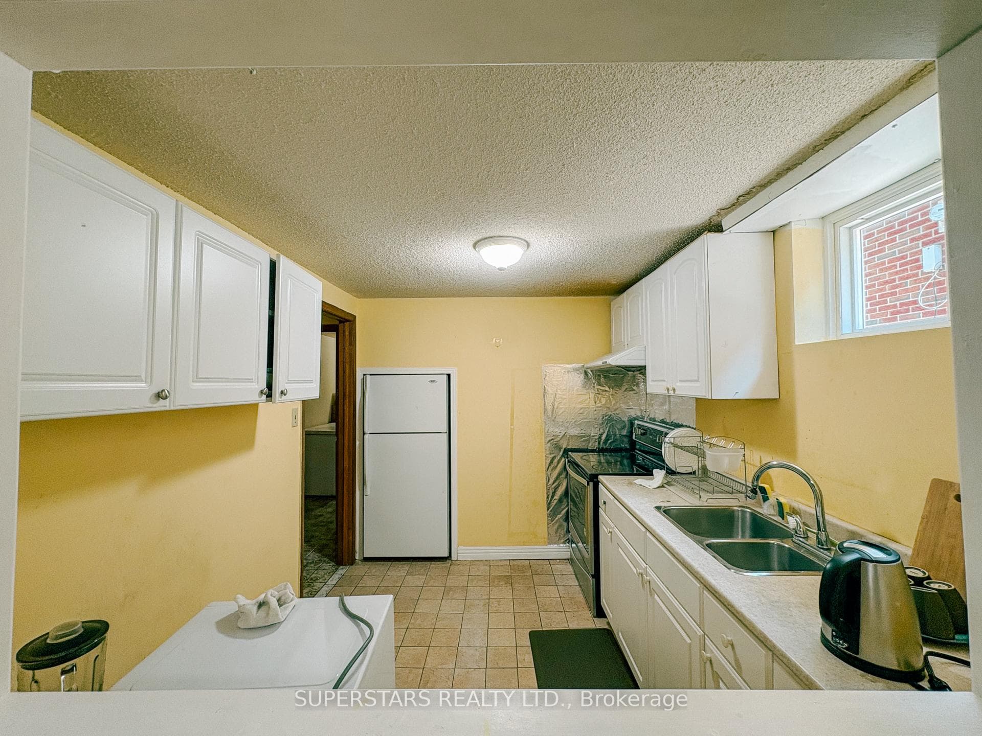 SPACIOUS KITCHEN