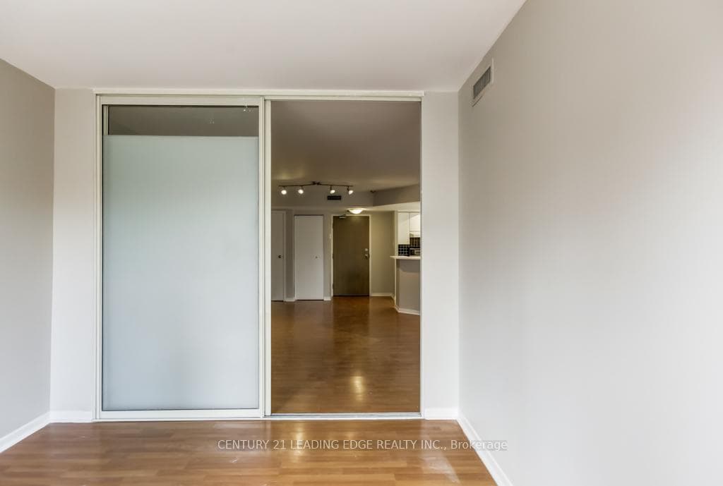 1001 Bay Street Unit 811 photo 7