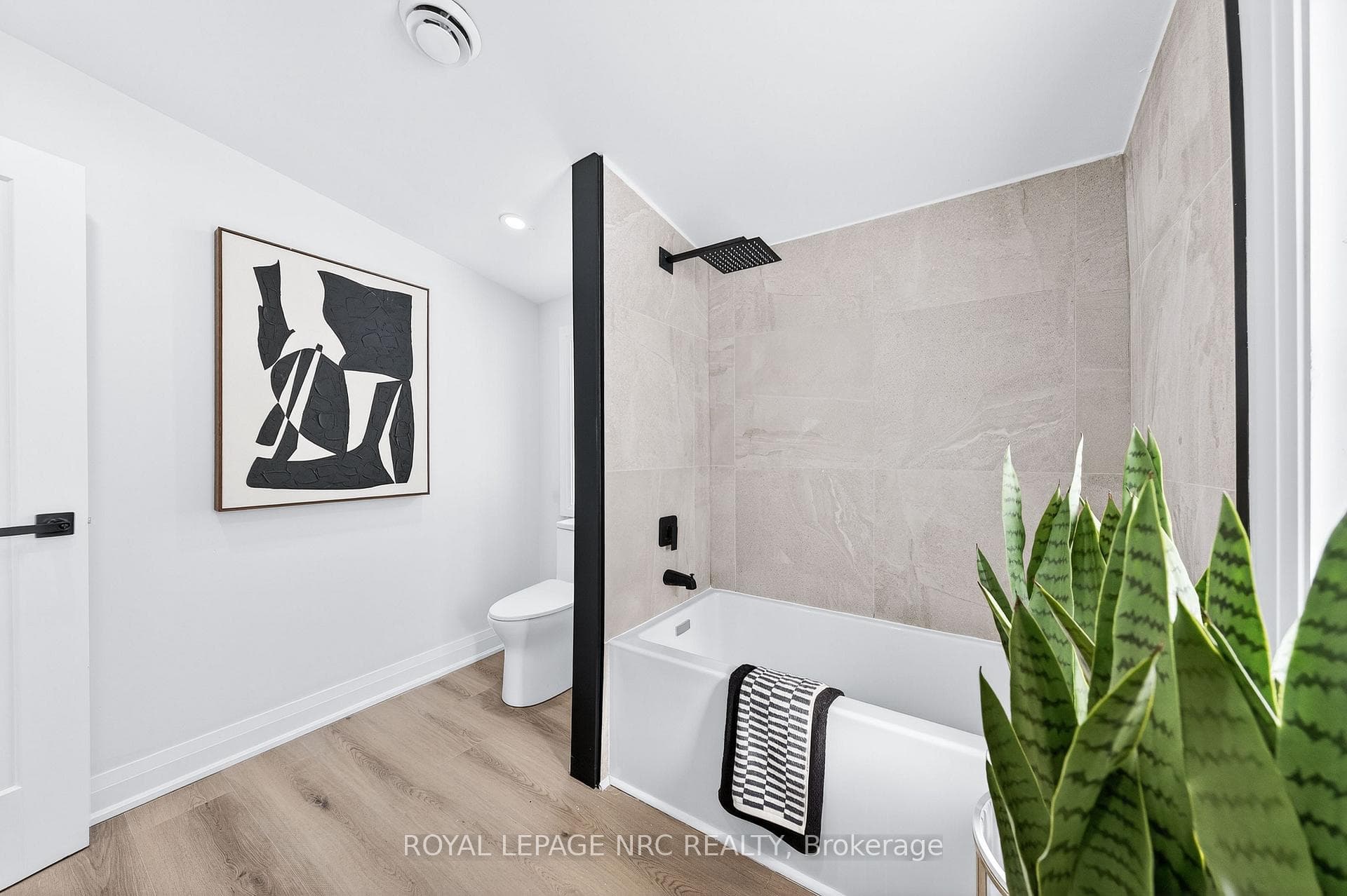 4149 Welland Street photo 36