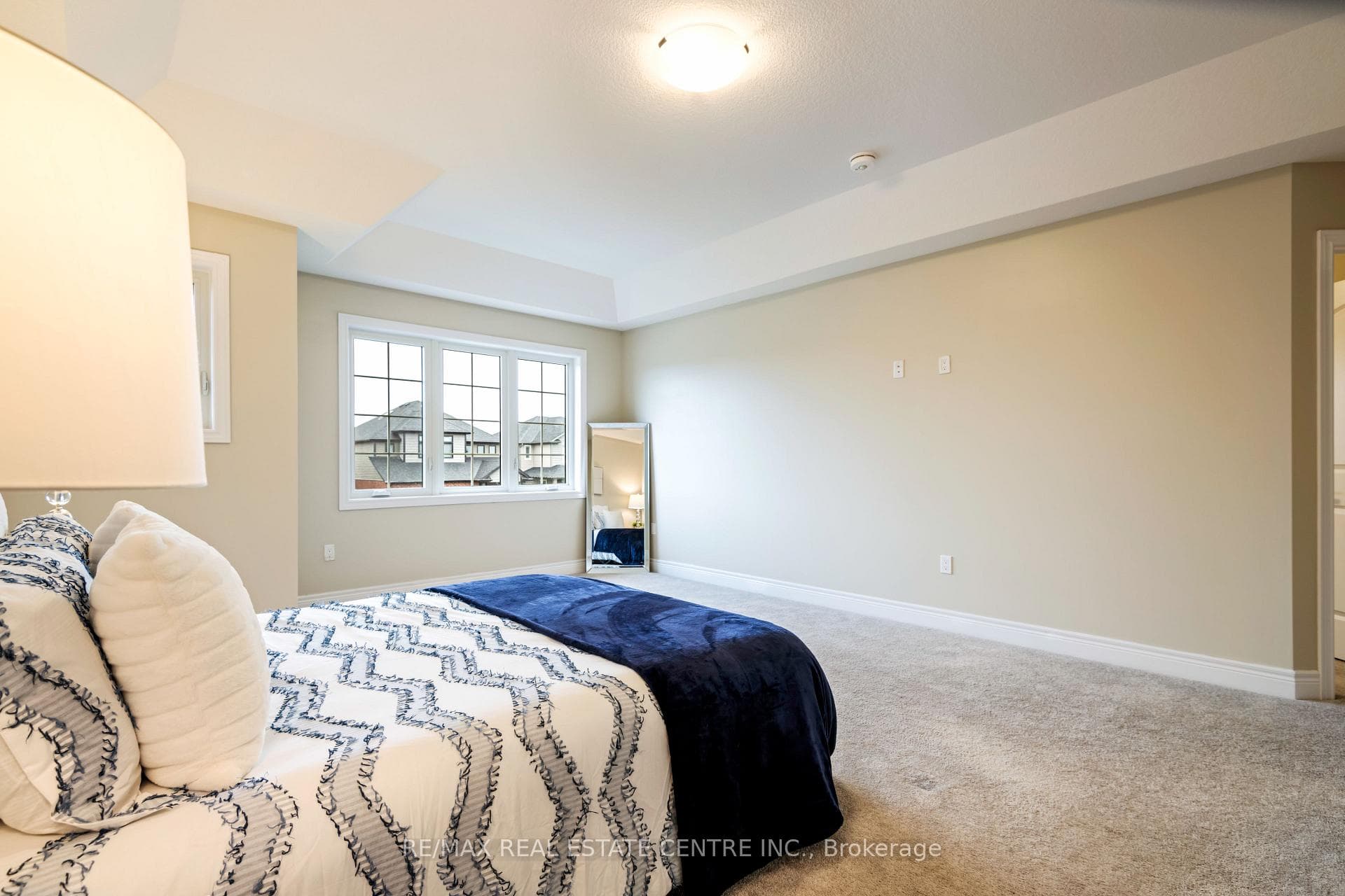 15 Tindall Crescent photo 33