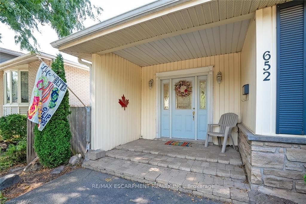 652 Ardleigh Crescent photo 3