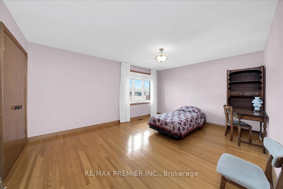 100 Hallsport Crescent photo 29