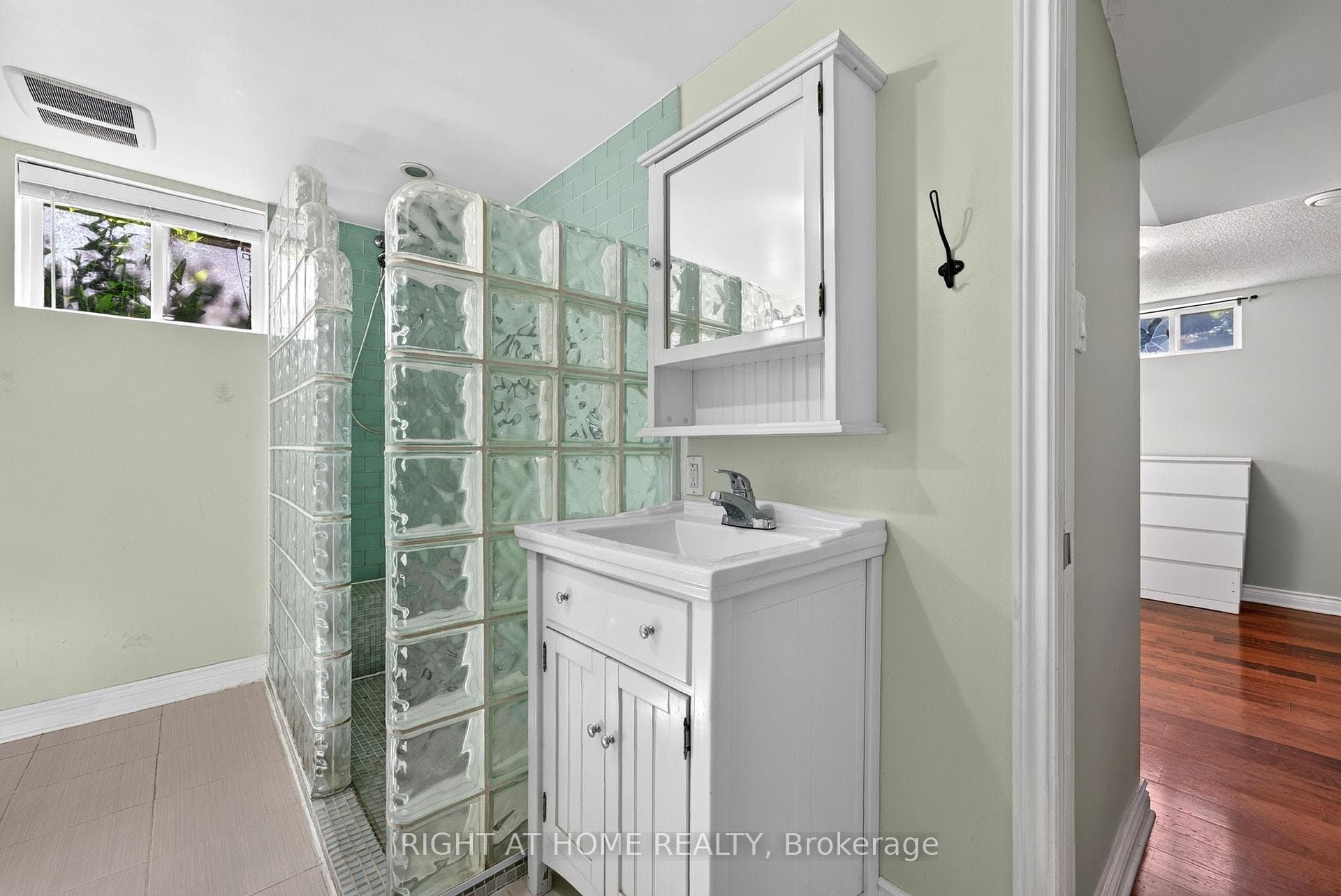 60 Westwood Drive photo 18