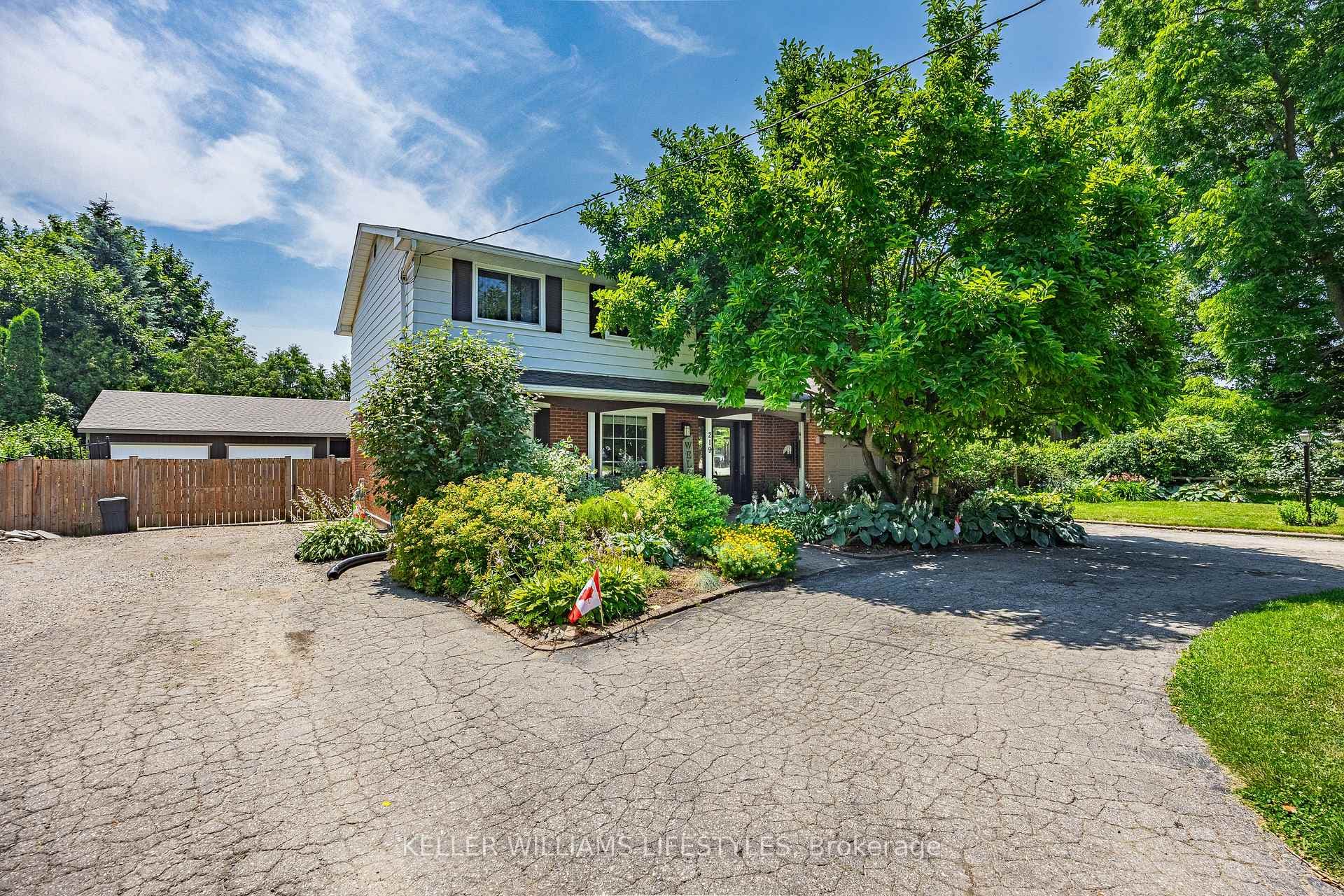 219 Dundas Street photo 3