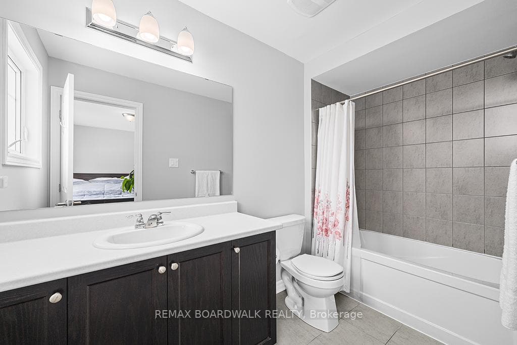 En suite for bedroom #2
