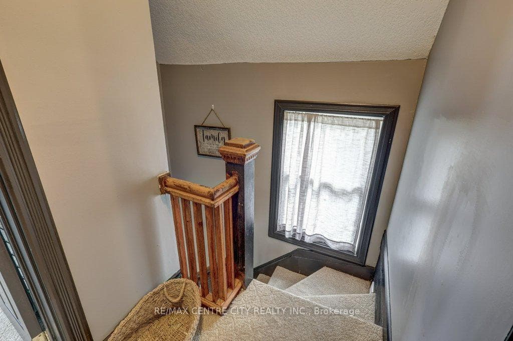 51 Hemlock Street photo 28