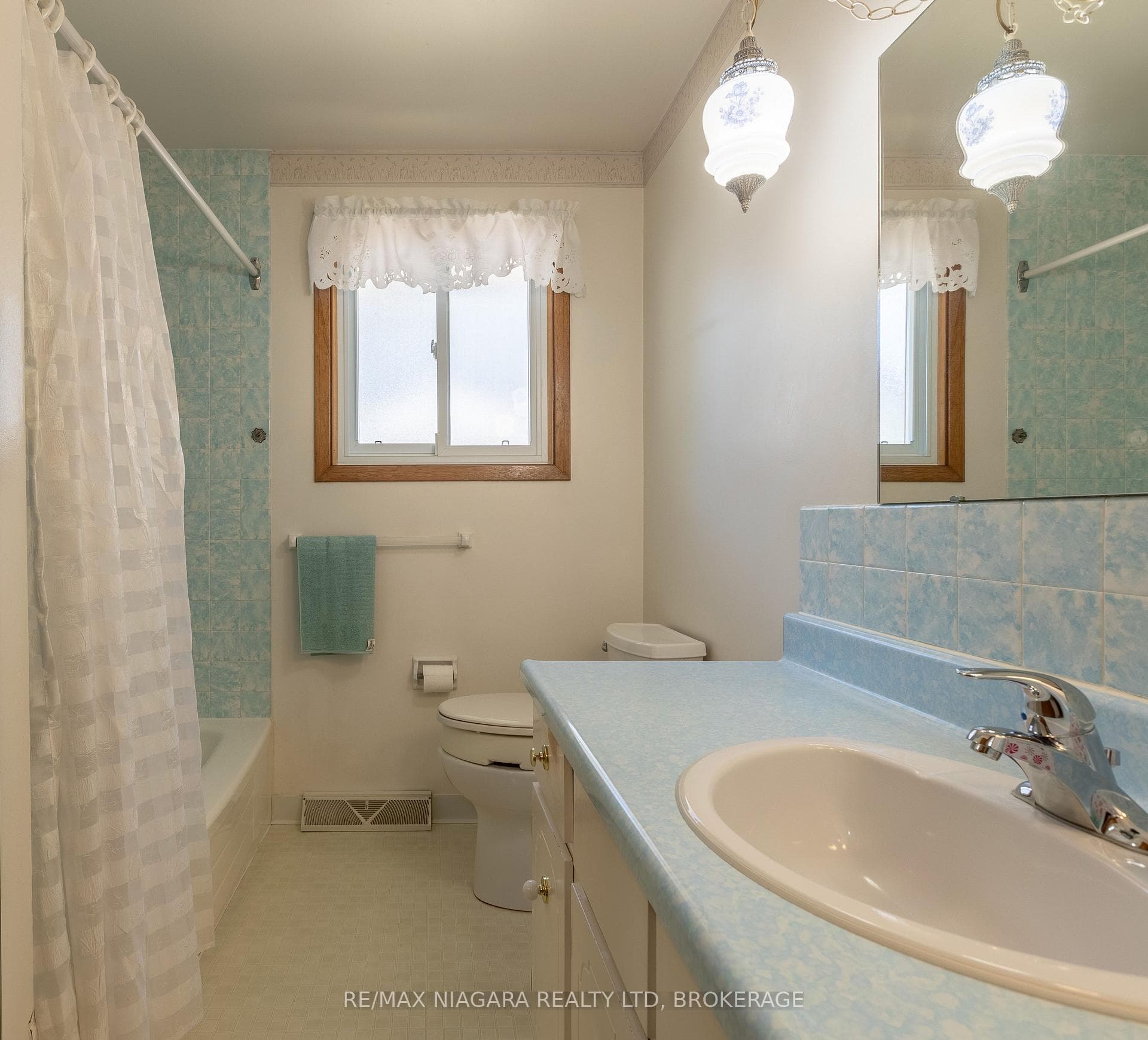 82 Westwood Crescent photo 12