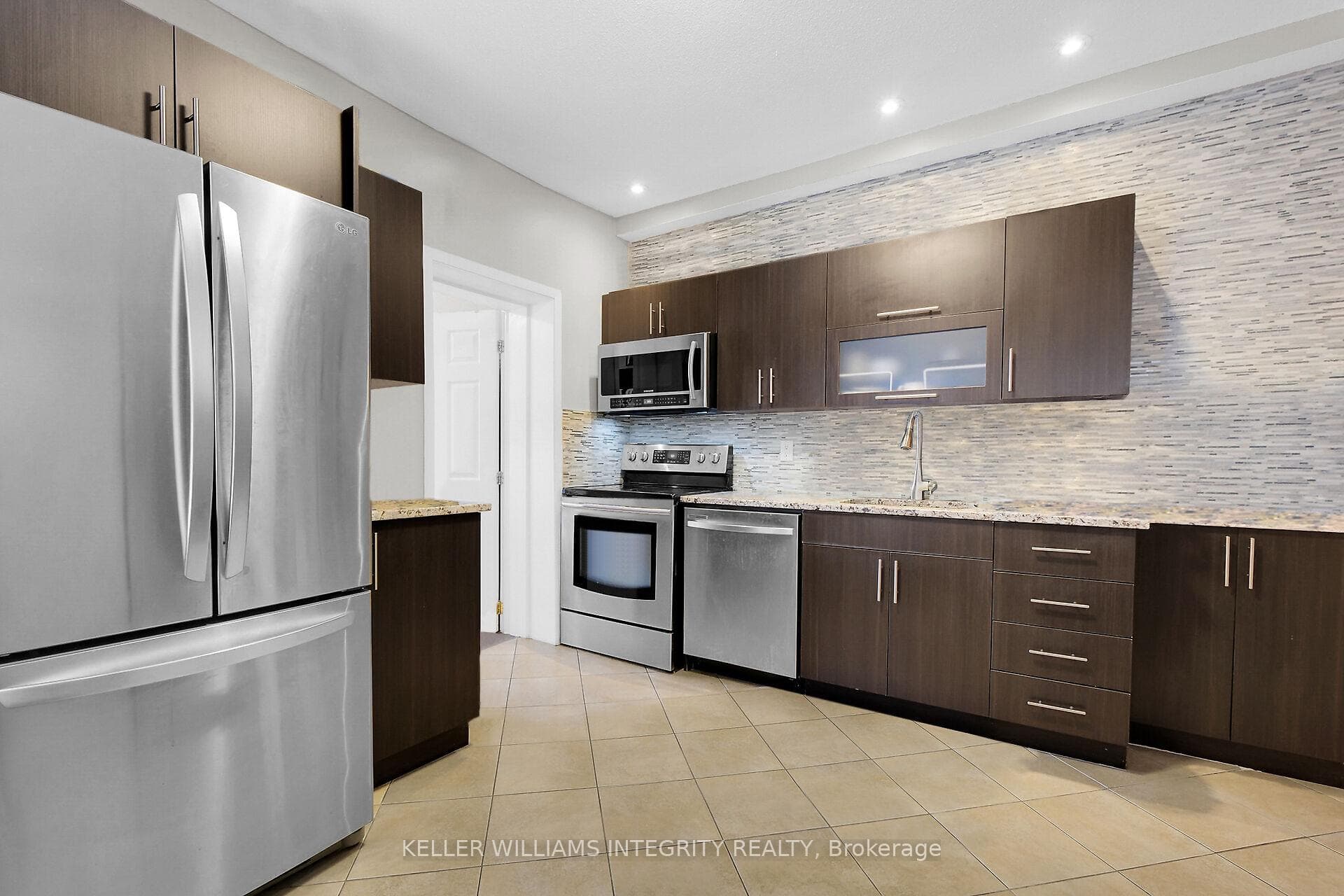 29 Douglas Avenue photo 12