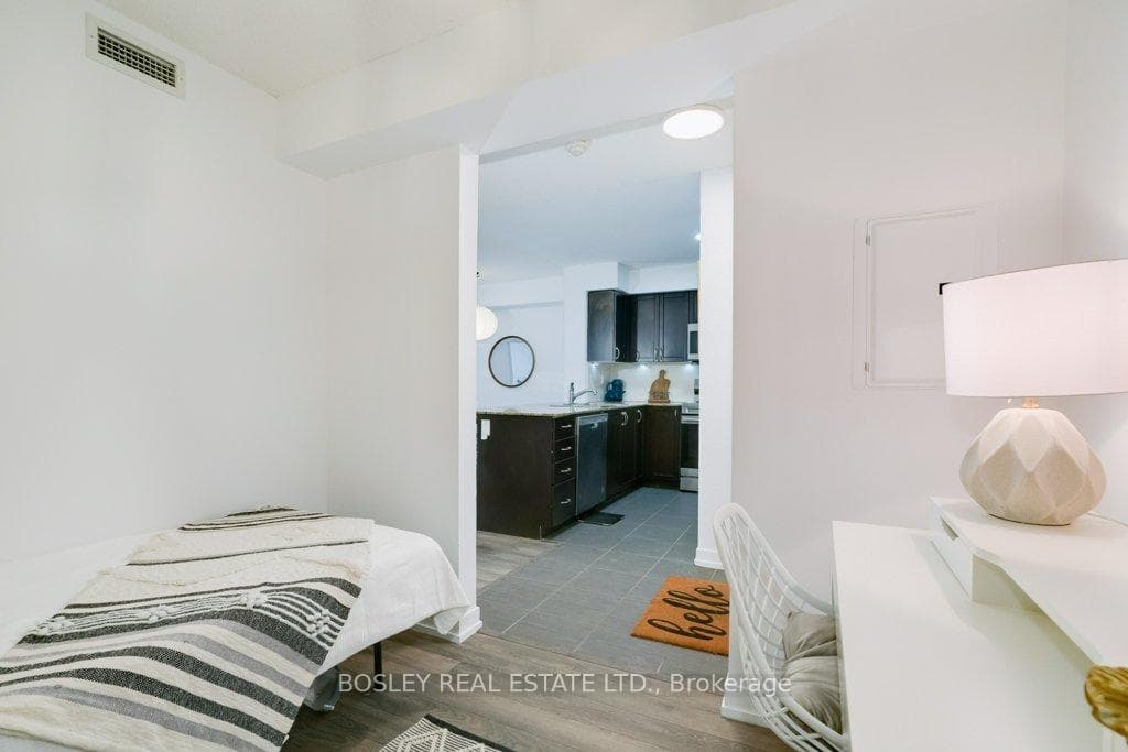 812 Lansdowne Avenue Unit 810 photo 14