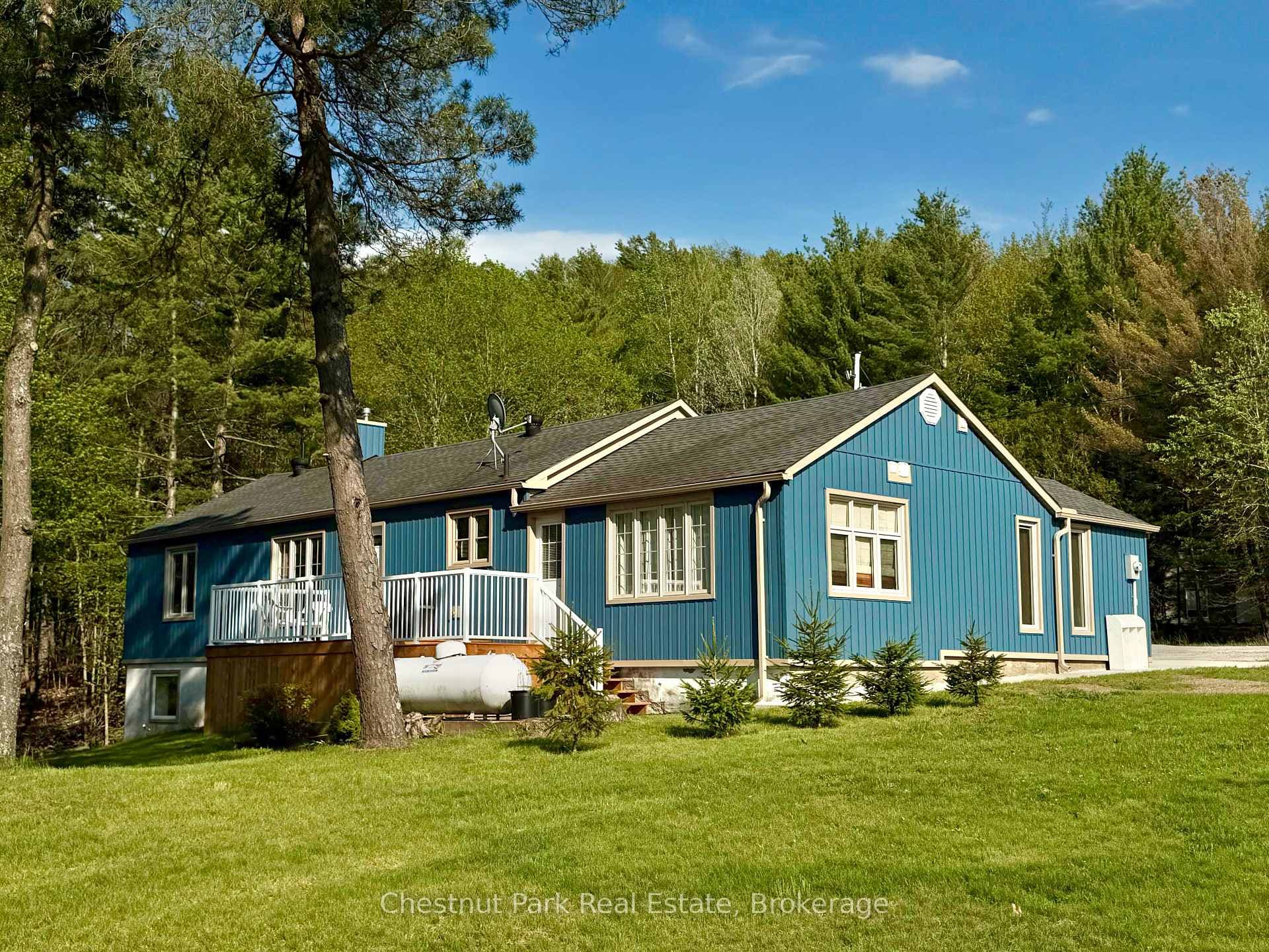 Completely Renovated 1414 sq ft, 4-ssn home