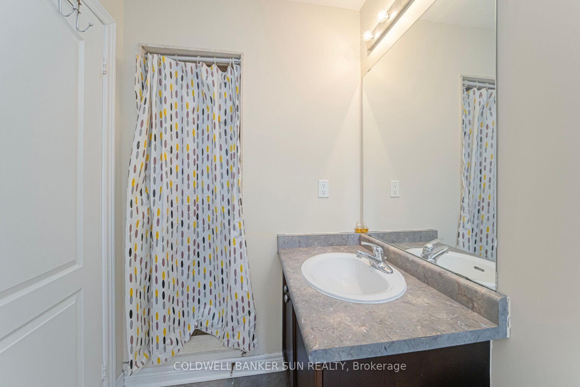 146 Crystalview Crescent photo 23