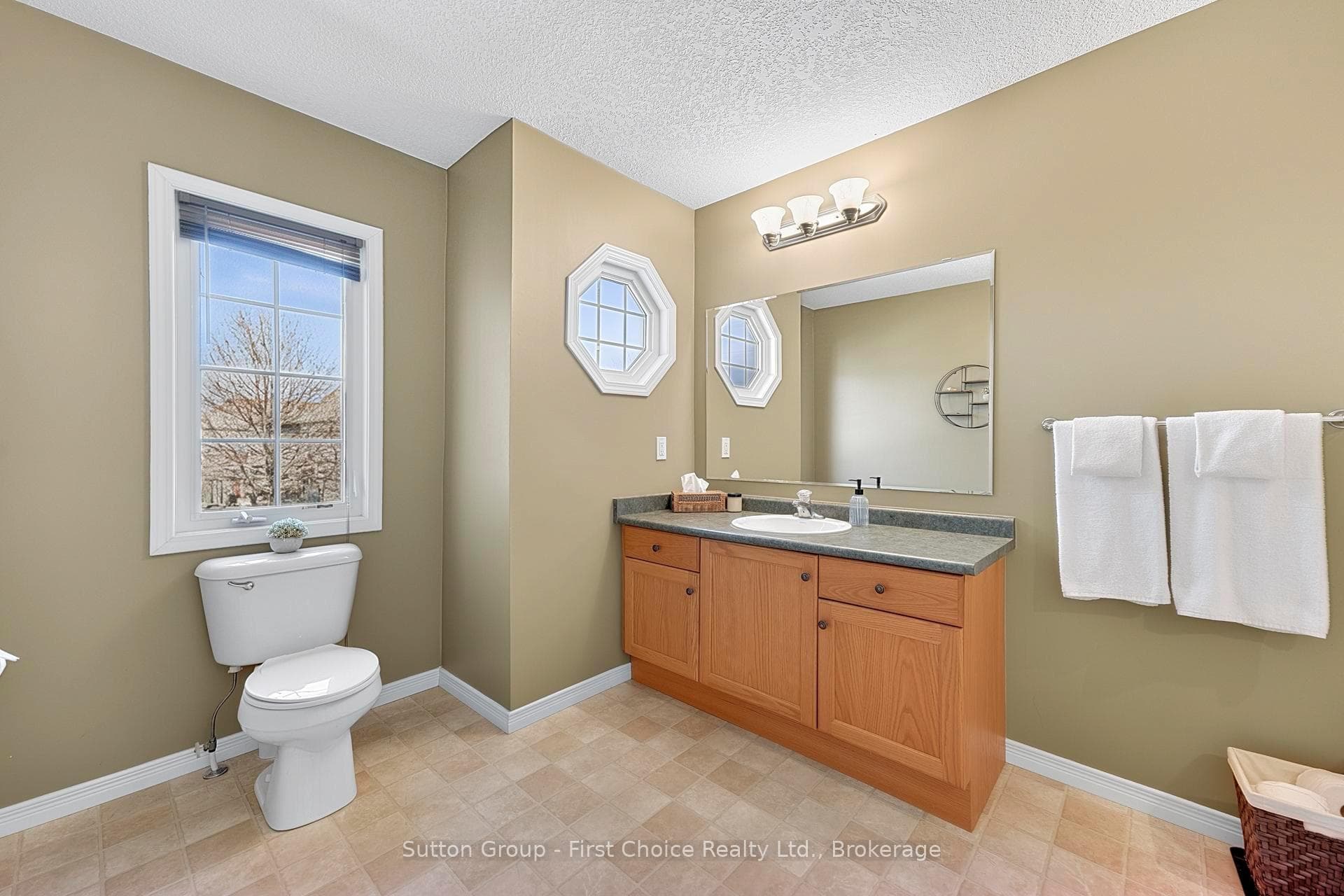 2nd Floor: 5 pc Ensuite