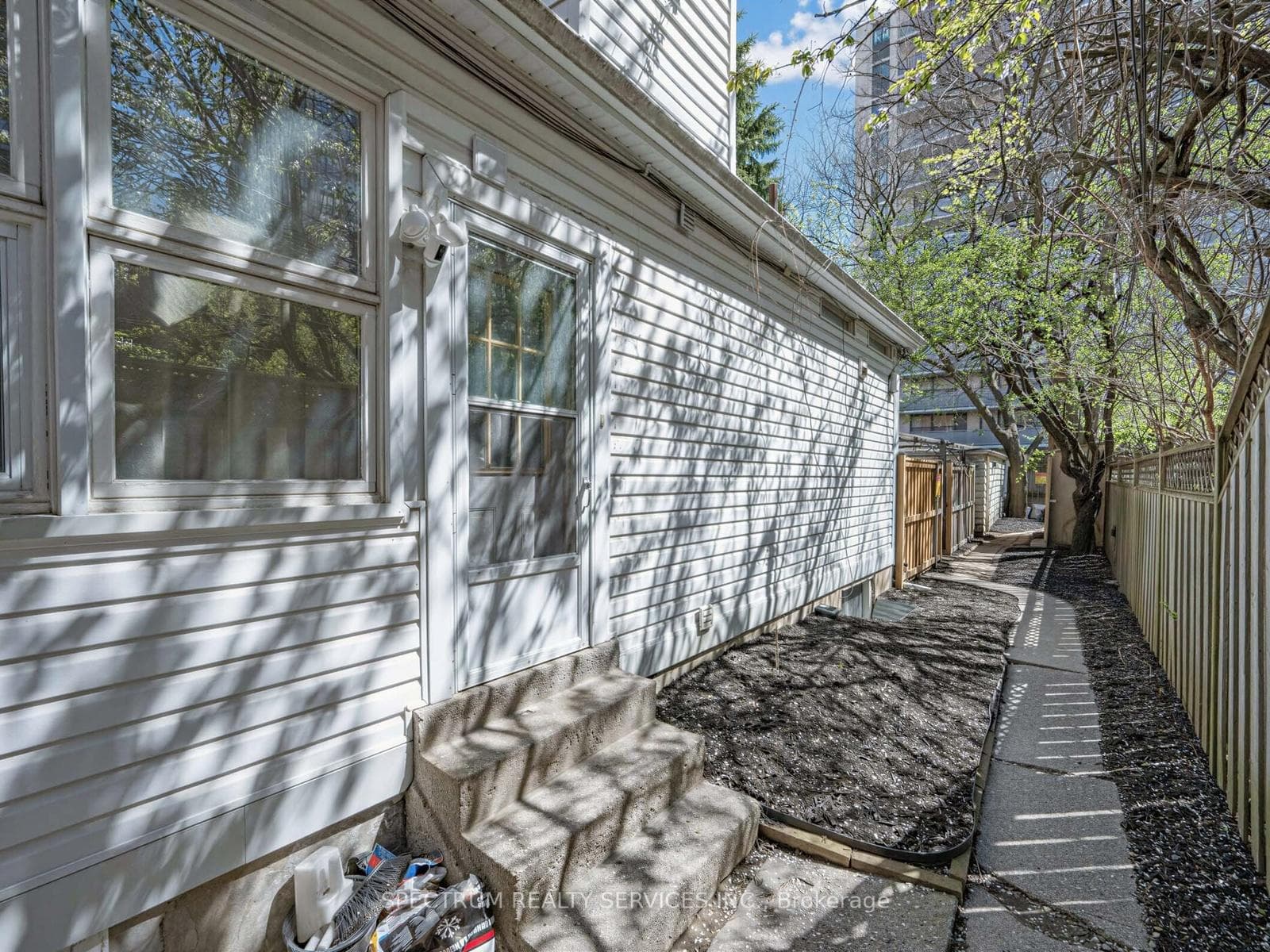 29 Raglan Avenue photo 2