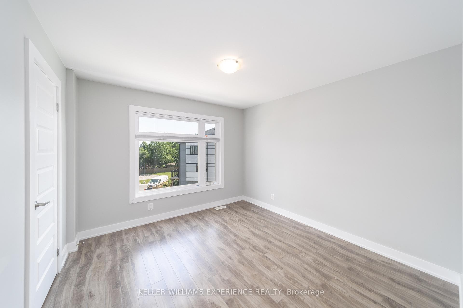 540 Essa Road Unit 29 photo 12