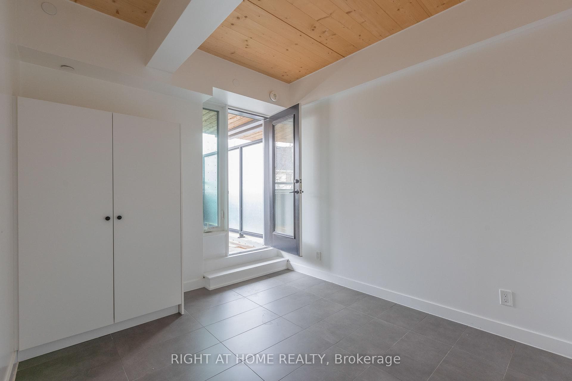 1598 Queen Street Unit 201 photo 3