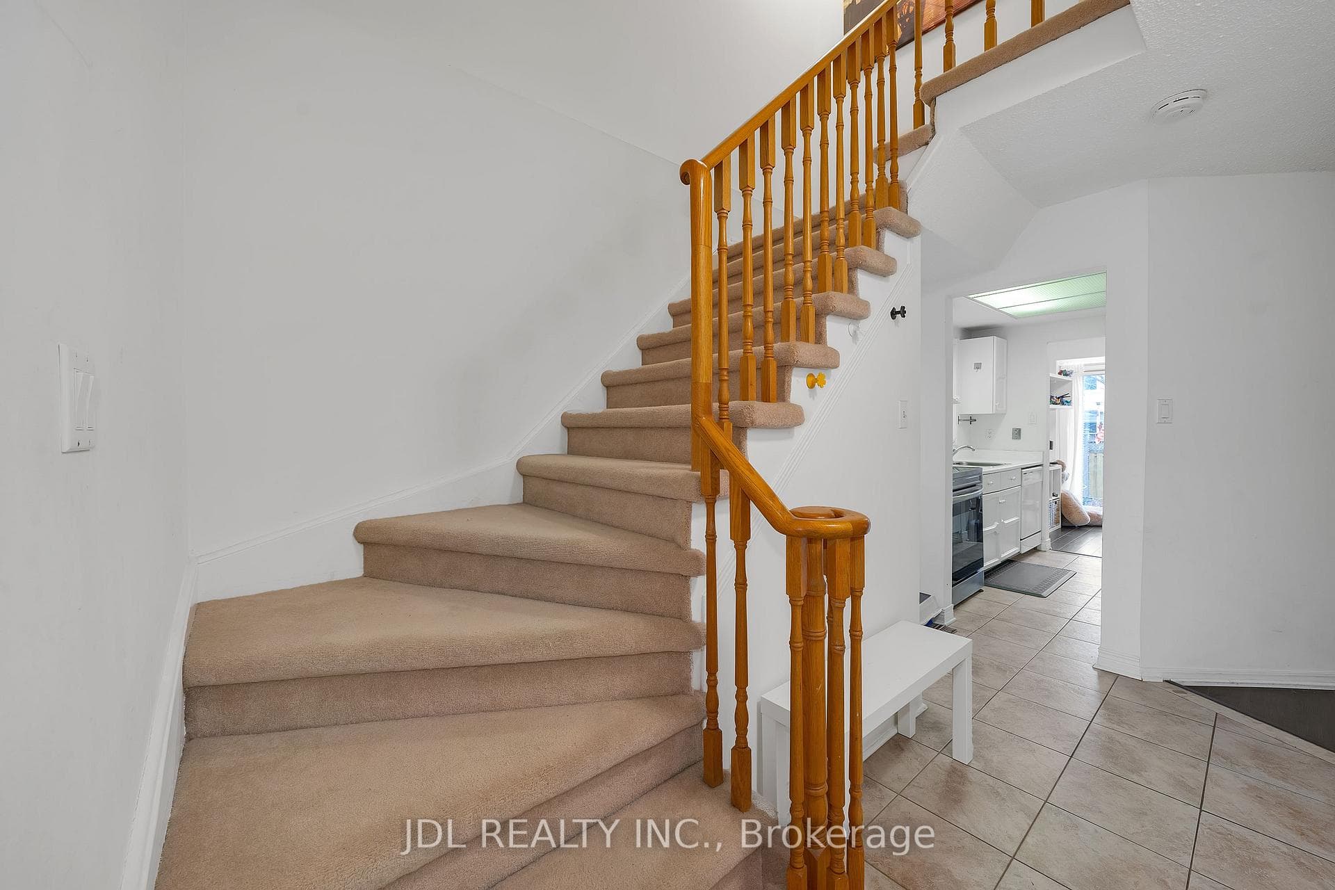 83 Reginald Crescent photo 5