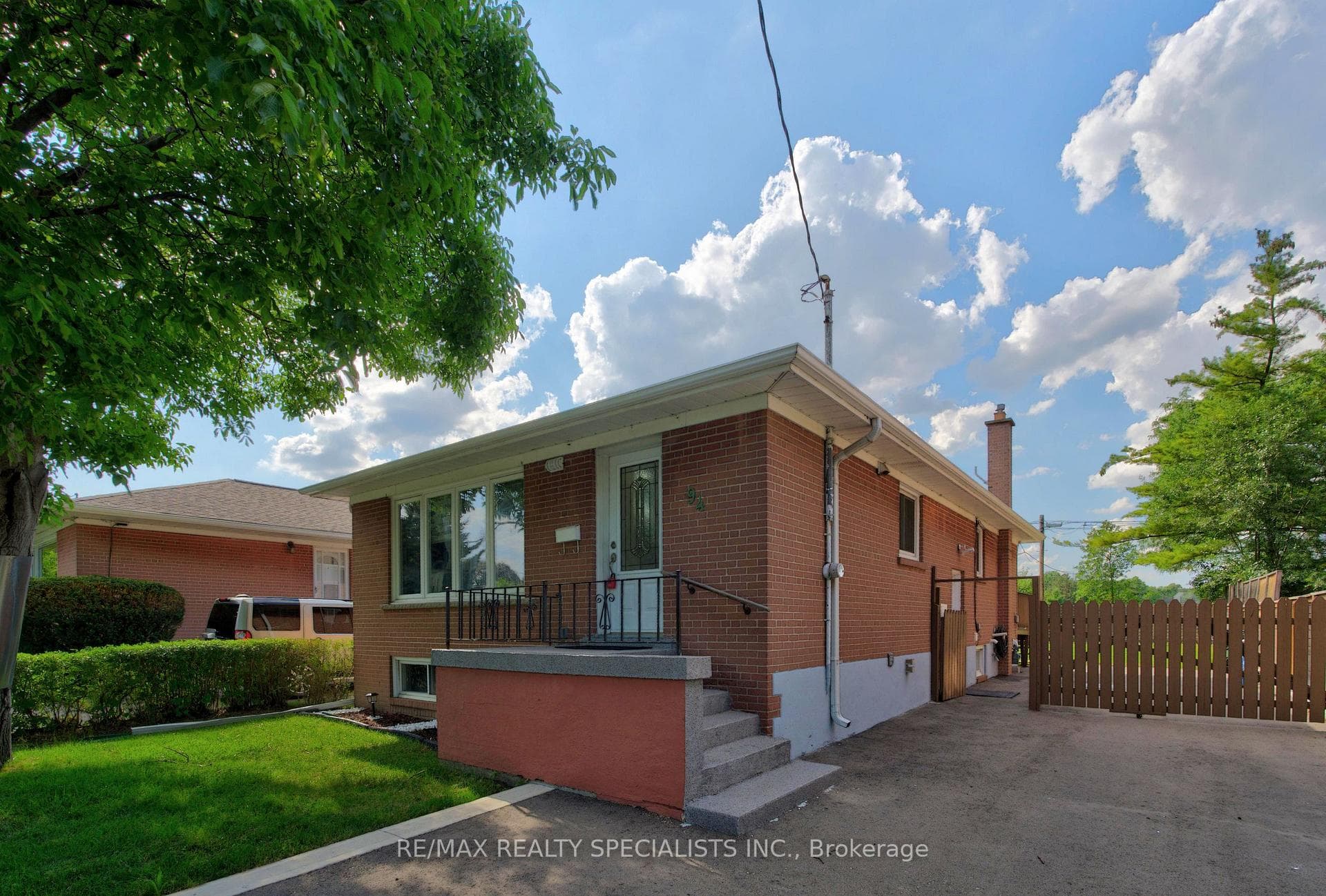 94 Eringate Drive photo 4