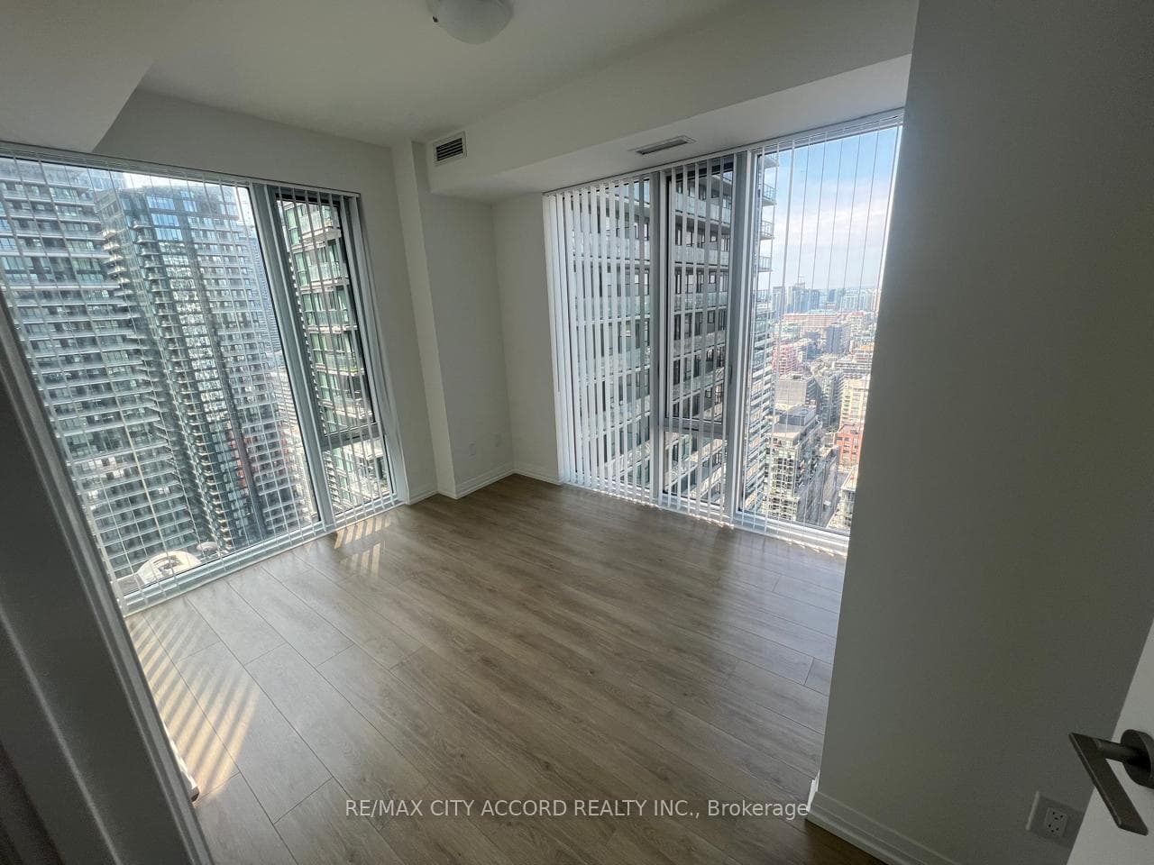 28 Widmer Street Unit 3723 photo 4