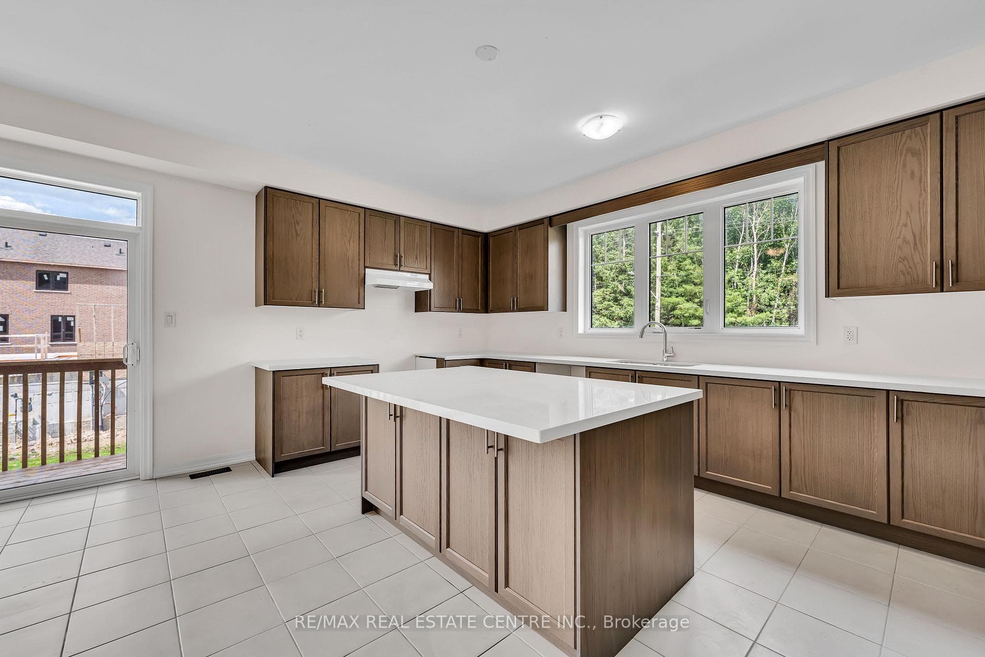 201 Warden Street photo 6