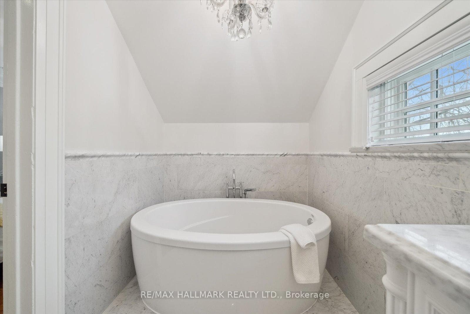 63 Thatcher Avenue photo 23