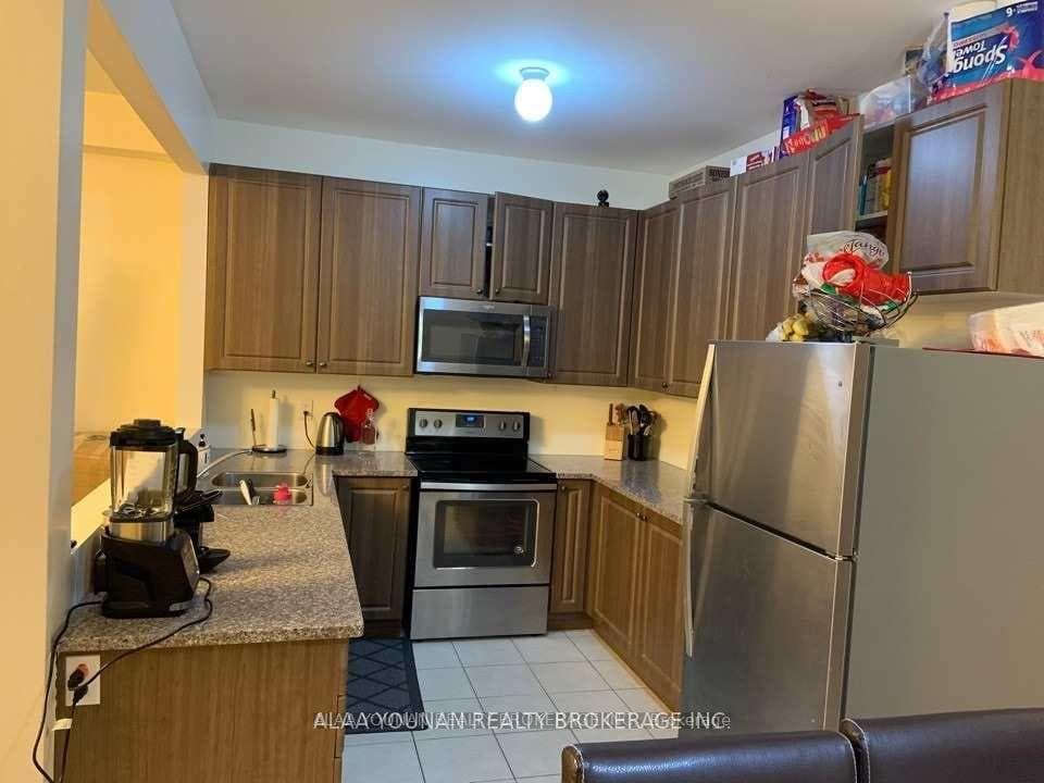 1055 Job Crescent photo 3