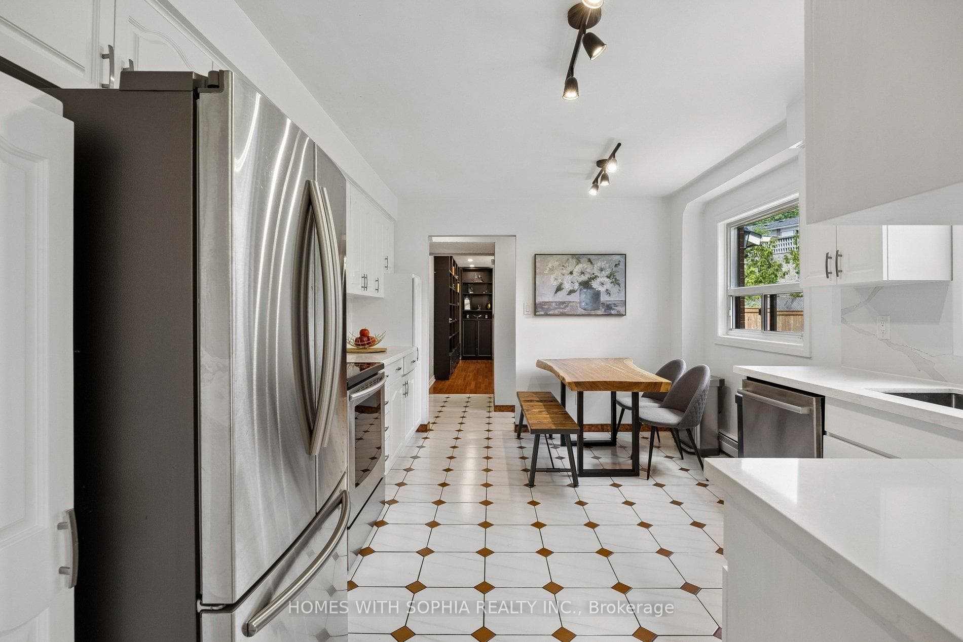 Kitchen and breakfast area