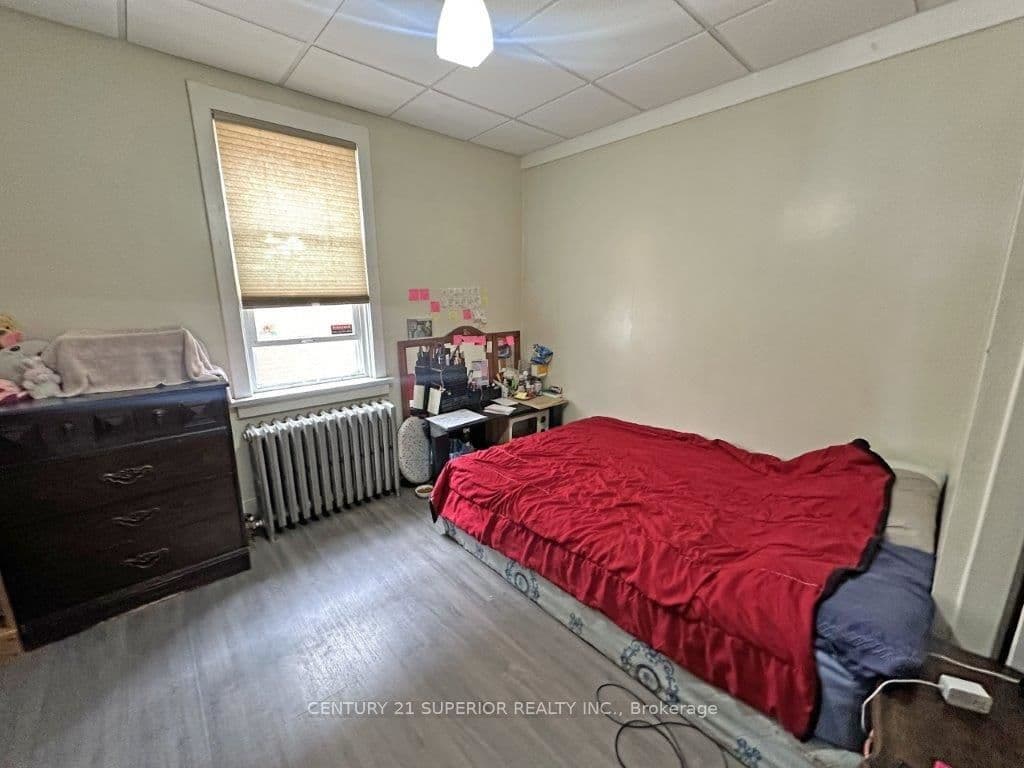 1012 Victoria Ave photo 5