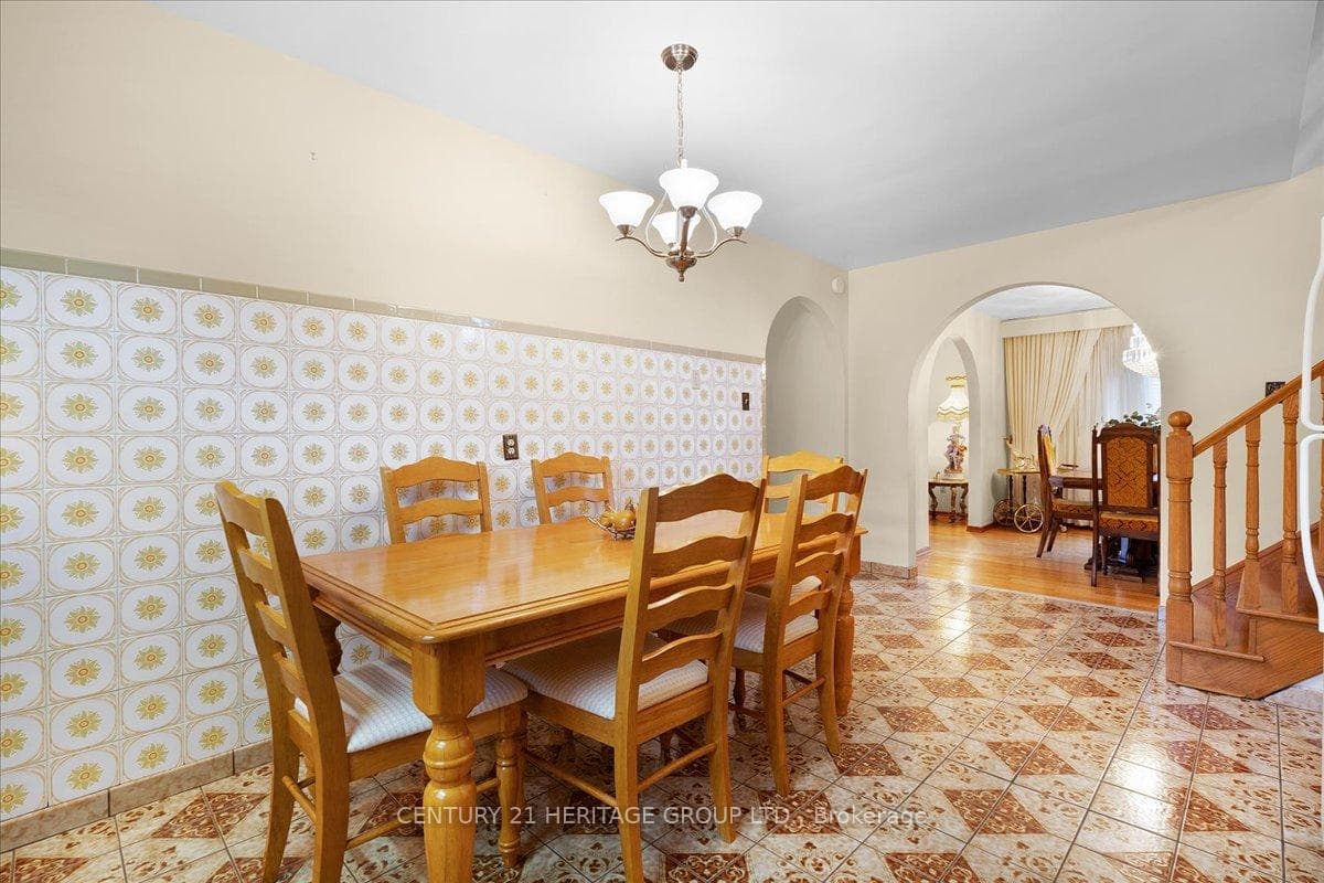 86 MARKSON Crescent photo 13