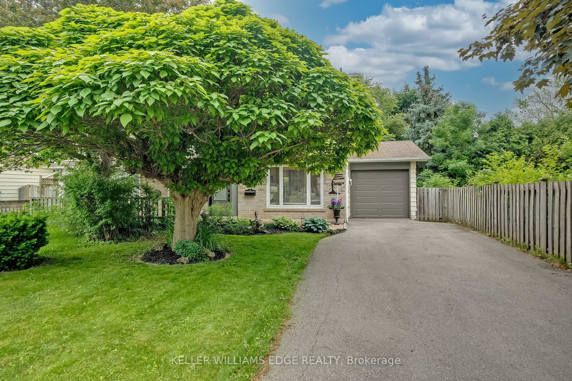 1519 Newlands Crescent photo 2