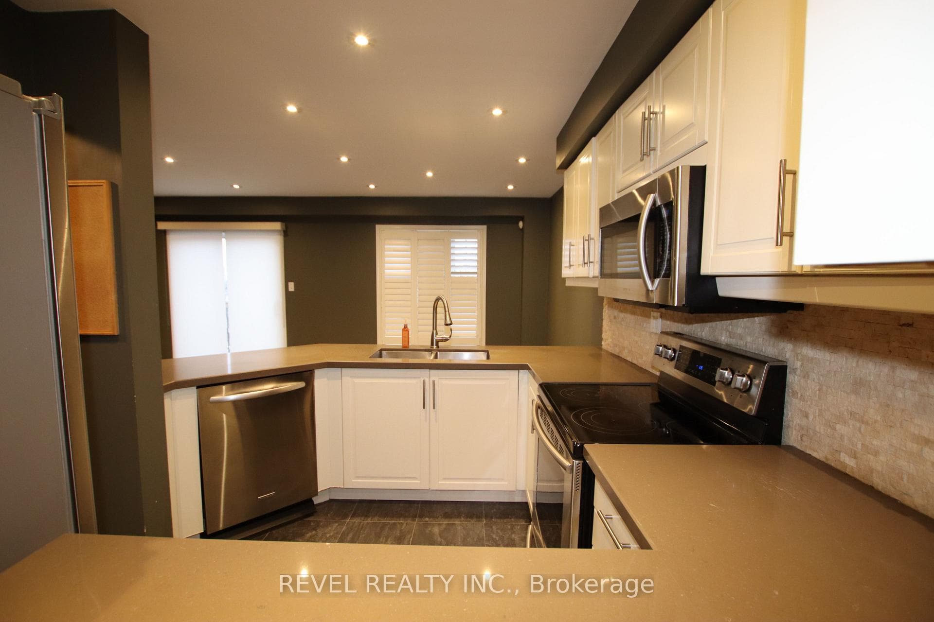 11 Tasker Crescent photo 4