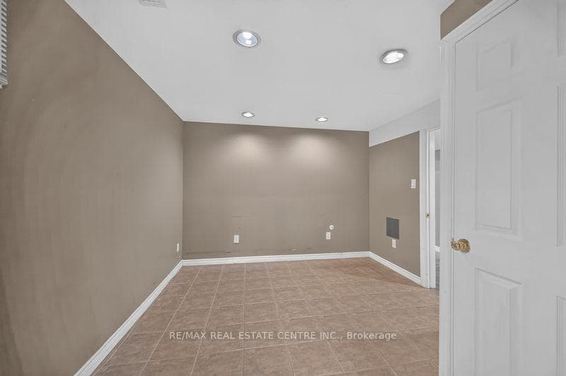 59 Colin Crescent Unit Lower Unit photo 18