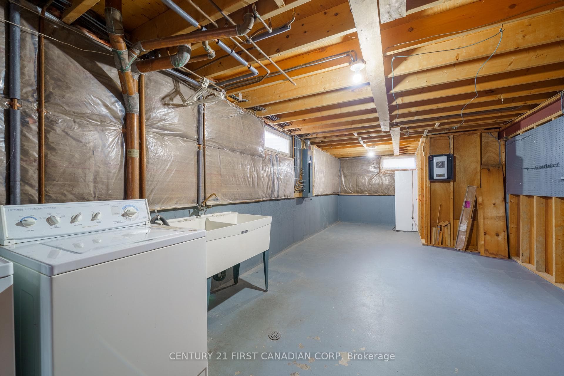 1085 Prince Philip Court photo 19
